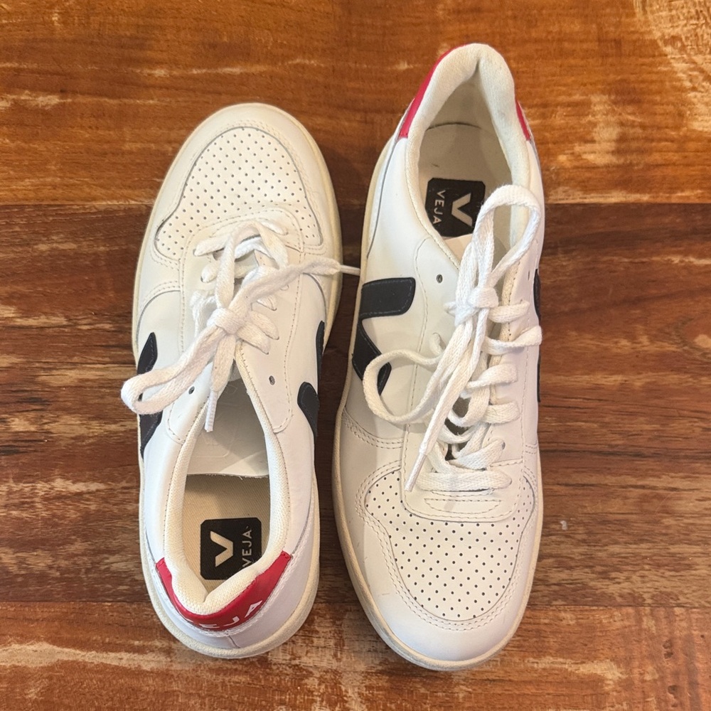 Veja White and Black Sneakers with Red Accents (7/EU38)
